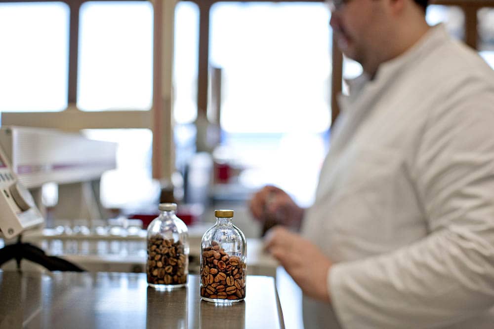 CR3 Analytik® Laborant führt Analyse mit entkoffeinierten Kaffeebohnen in Bremen-Industriehäfen durch